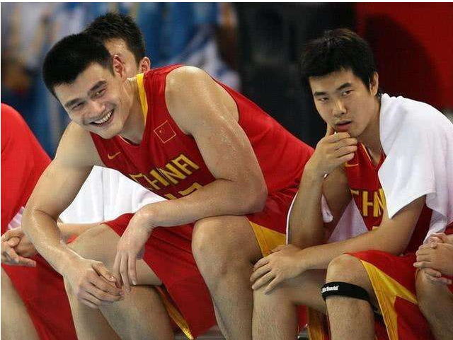 法比奥晒与古加搞怪合照：我们爱中国，很满意现在的生活状态