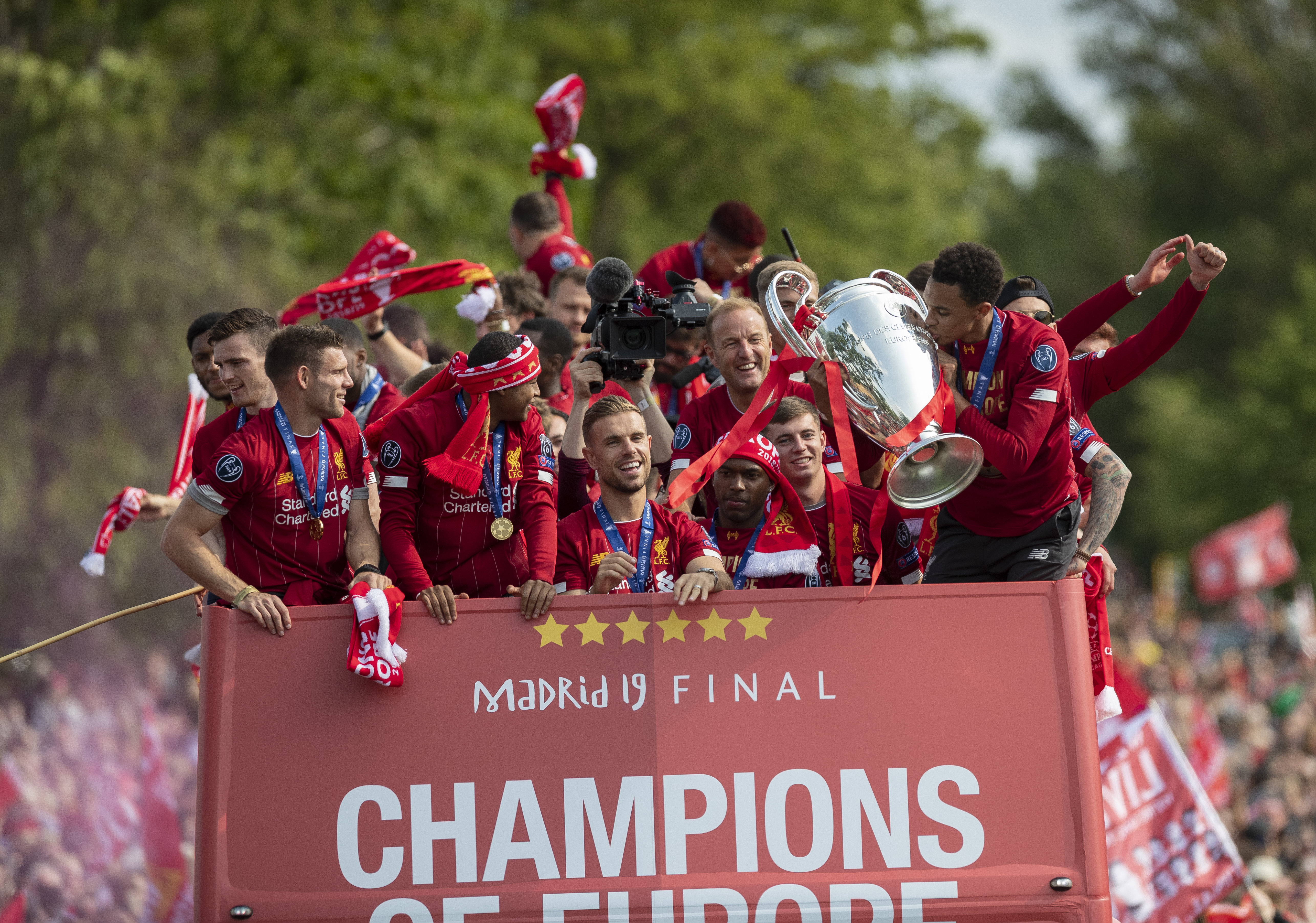 为什么捕手在投手投球前会用力摩搓手套以增加接球时的阻尼感