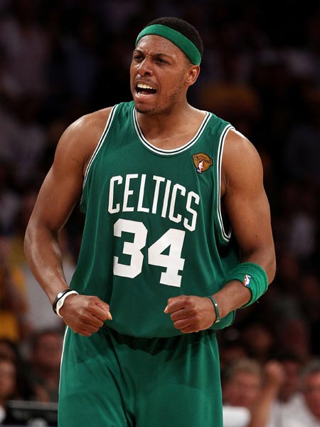 多位小球迷为詹皇唱生日歌 美媒晒13数据赞GOAT 统治最年轻最年长