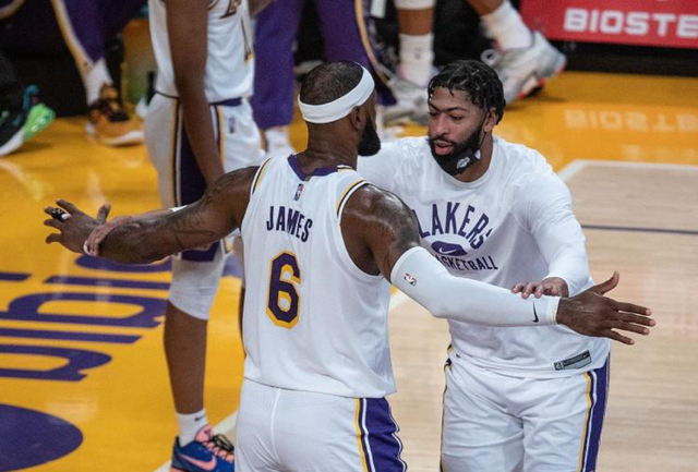 雄鹿内线发挥出色 字母哥统治攻防两端